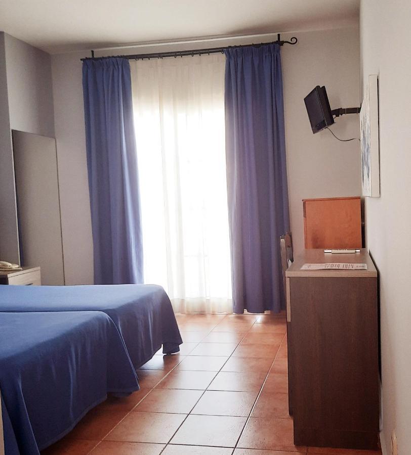 Hostal La Colonia มาร์เบยา ภายนอก รูปภาพ